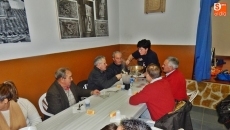 Foto 5 - Vecinos y amigos degustan en buena compañía el menú matancero 