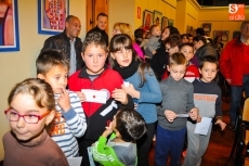 Los ni&ntilde;os de Pizarrales entregan las cartas a los pajes de los Reyes Magos de Oriente