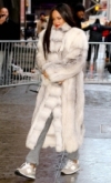 Rihanna con abrigo de pelo y zapatillas