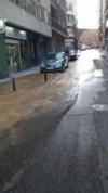 Foto 1 - El agua anega el Barrio del Oeste tras el reventón de una tubería