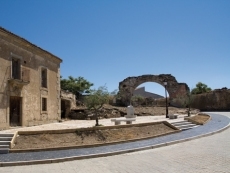 Vista parcial de la plaza con el arco de la sinagoga