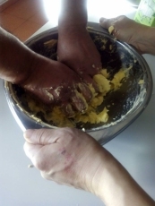 Foto 4 - Cáritas organiza un taller de galletas en el centro de acogida Padre Damián