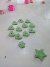 Foto 3 - Cáritas organiza un taller de galletas en el centro de acogida Padre Damián