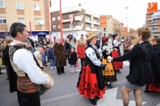 Foto 5 - Los vecinos escoltan a San Blas en el día grande de las fiestas patronales