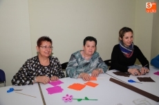 Foto 4 - Imaginación y colorido en el taller de creación de flores