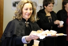 Foto 3 - Las mujeres de Boada lucen sus capas negras en honor a Santa Águeda