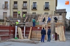 Foto 5 - La Plaza Mayor, en plena sinfonía pre-Carnaval para admiración de los visitantes