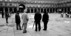 Foto 4 - El colectivo CIES recuerda a los muertos y desaparecidos en el Tarajal en la Plaza Mayor