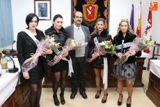 Foto 6 - Rebeca Sevillano recoge el bastón de mando como reina de las águedas en Vitigudino 