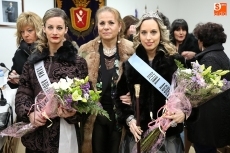 Foto 4 - Rebeca Sevillano recoge el bastón de mando como reina de las águedas en Vitigudino 
