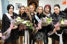 Foto 3 - Rebeca Sevillano recoge el bastón de mando como reina de las águedas en Vitigudino 