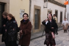 Foto 3 - El alcalde entrega a Inmaculada Martín el bastón municipal como aguedesa mayor de Yecla de Yeltes