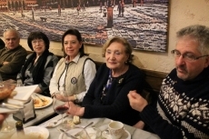 Foto 5 - El Ateneo cierra las puertas de su sede entre socios, simpatizantes, poetas y artistas