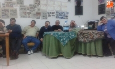 Foto 6 - Hombres y mujeres disfrutan de una animada velada en El Tornadizo