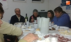 Foto 5 - Hombres y mujeres disfrutan de una animada velada en El Tornadizo