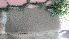 Inscripción aparentemente romana en una piedra utilizada en la construcción de la iglesia de Guadramiro (se ubica boca abajo en una de las esquinas exteriores del portal de entrada)