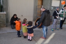 Foto 6 - Los alumnos de la Escuela Infantil, de pasacalles con miembros de charangas