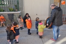 Foto 5 - Los alumnos de la Escuela Infantil, de pasacalles con miembros de charangas