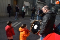 Foto 3 - Los alumnos de la Escuela Infantil, de pasacalles con miembros de charangas