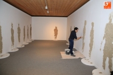 Foto 3 - Lucas Redondo invita a reflexionar sobre el tiempo en su exposición 'Rastros Olvidados'