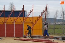 Foto 5 - En pleno montaje la plaza que acogerá 'La Noche de los Especialistas'
