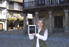 Rosa Gómez muestra el libro en La Alberca