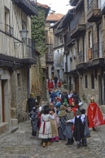 Foto 4 - Los niños de la escuela celebran el Carnaval con un mercado medieval solidario