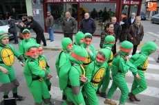 Foto 6 - Los alumnos del CEIP Manuel Moreno Blanco pintan de Carnaval las calles de la villa 