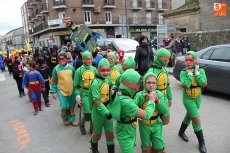 Foto 3 - Los alumnos del CEIP Manuel Moreno Blanco pintan de Carnaval las calles de la villa 