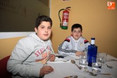 Foto 3 - Solidaridad en torno a la mesa en la cena a favor de la asociación Pyfano