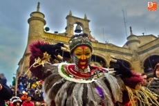 Foto 6 - El caos reina en el desfile de disfraces, que una vez más brillaron por su creatividad