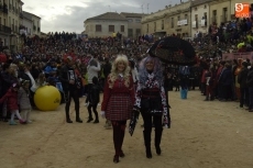 Foto 5 - El caos reina en el desfile de disfraces, que una vez más brillaron por su creatividad