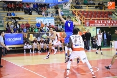 Foto 5 - Golpe encima de la mesa de Aquimisa Laboratorios, que vence al líder (77-68)