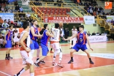 Foto 4 - Golpe encima de la mesa de Aquimisa Laboratorios, que vence al líder (77-68)