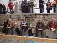 Foto 6 - Veteranía y juventud se dan la mano en la VII Matanza Tradicional de Ledrada