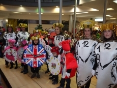 Foto 6 - Derroche de colorido en el desfile de disfraces del Centro Comercial El Tormes