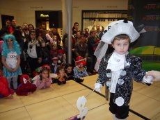 Foto 5 - Derroche de colorido en el desfile de disfraces del Centro Comercial El Tormes