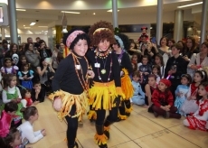 Foto 4 - Derroche de colorido en el desfile de disfraces del Centro Comercial El Tormes