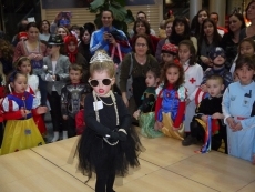 Foto 3 - Derroche de colorido en el desfile de disfraces del Centro Comercial El Tormes