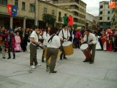 Foto 6 - Caballeros, damas, princesas y juglares animan el Pasacalles Medieval