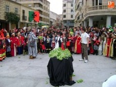 Foto 5 - Caballeros, damas, princesas y juglares animan el Pasacalles Medieval