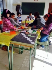 Foto 4 - Los mini quintos despiden los talleres de Carnaval paseando en burro con sus ponchos