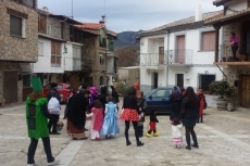 Foto 3 - Pequeños y mayores disfrutan del Carnaval en divertidos pasacalles 