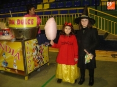 Foto 3 - Cientos de niños han disfrutado de juegos, hinchables y golosinas en la Carnavalada Infantil