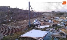 Escombrera cerrada y enseres depositados en el exterior