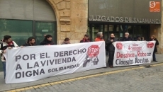 Foto 3 - Queen Jona, desahuciada en 2009, reclama la nulidad de las cl&aacute;usulas abusivas de su contrato...