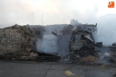 Foto 5 - Arde un camión con 15.000 kilos de paja en Vitigudino