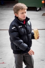Foto 5 - 1.300 bocadillos de solidaridad en Guijuelo para promover la educación en África