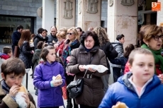 Foto 3 - 1.300 bocadillos de solidaridad en Guijuelo para promover la educación en África