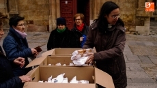 Foto 6 - Los voluntarios participan en el reparto de bocadillos en Anaya